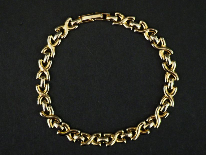 Chaine en métal doré, maille anglaise.  On y joint un petit bracelet e
