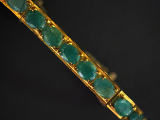 Vente aux enchères Bracelet articulé en métal doré, composé de maillons sertis de pierres