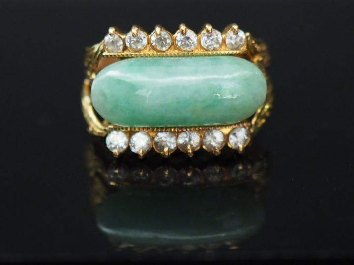 Bague en or jaune, sertie en son centre d'un jade entouré de part et d