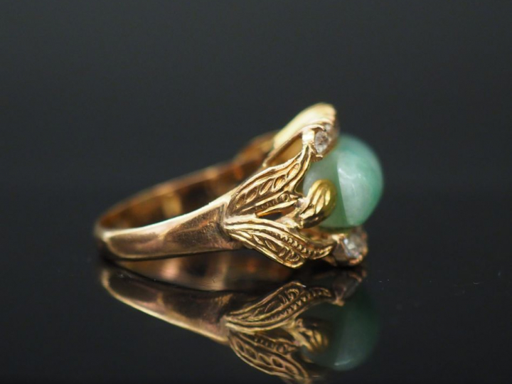 Bague en or jaune, sertie en son centre d'un jade entouré de part et d
