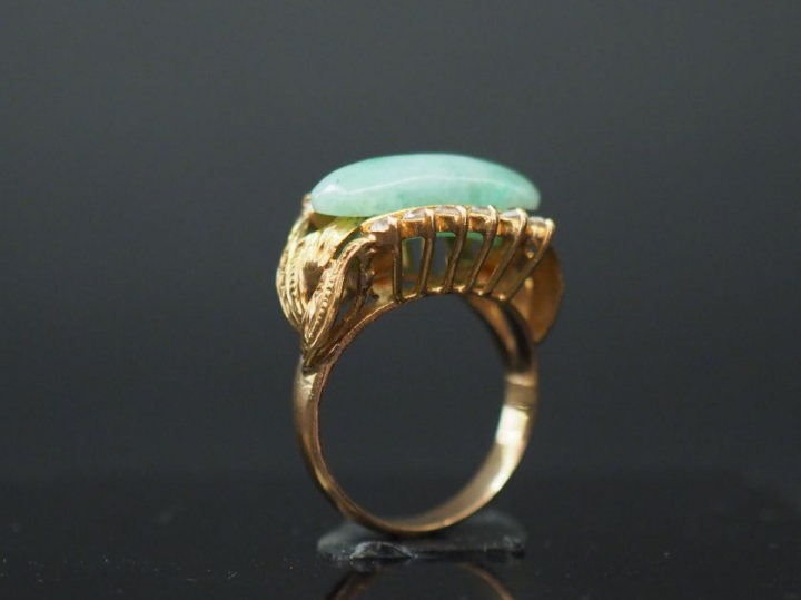 Bague en or jaune, sertie en son centre d'un jade entouré de part et d