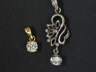 Vente aux enchères Pendentif en or jaune, serti en son centre d'un petit diamant de 0,10 