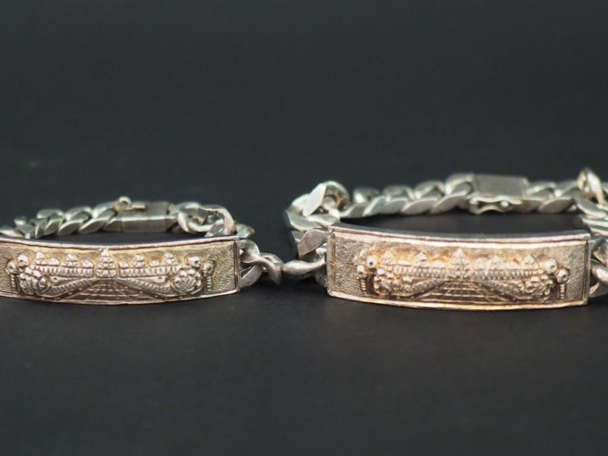 Deux différentes gourmettes de style Extrême-Orient en argent.  Poids.