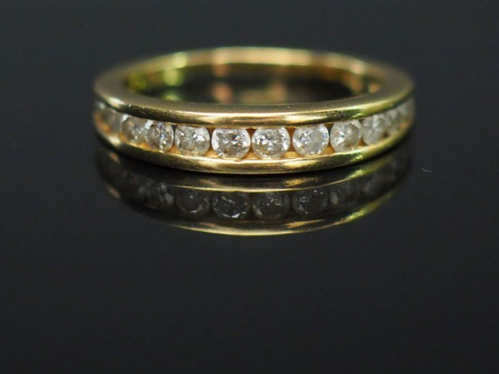 Demi alliance en or jaune et diamants. TDD. 50 Poids tel. 3,19 g