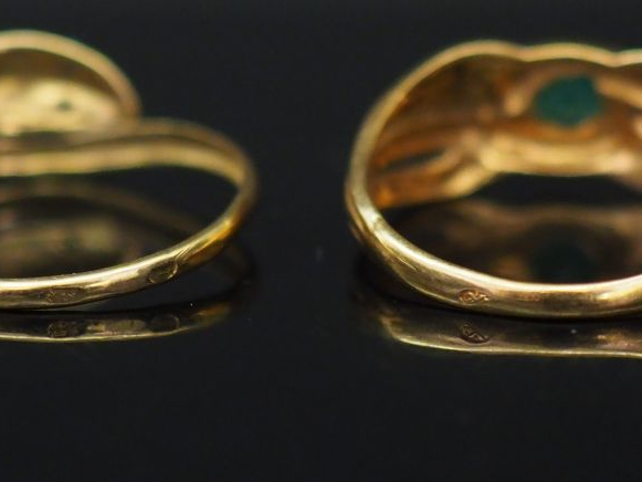 Ensemble comprenant :  - une bague en or jaune, sertie en son centre d