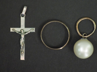 Vente aux enchères Ensemble comprenant :  - un pendentif en argent, en forme de croix. Po