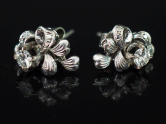 Vente aux enchères Paire de boucles d'oreilles en or blanc en forme de feuillage. Chacune