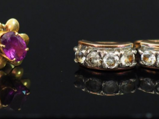 Vente aux enchères Ensemble comprenant :  - une paire de boucles d'oreilles en or jaune e