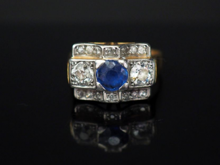 Bague de style Art Déco en or jaune, pierre bleue, entourée de brillan