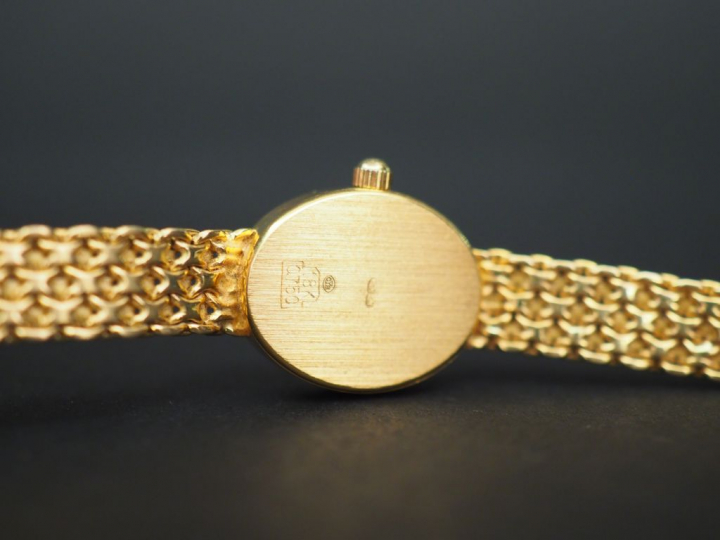 Claude HELIER Paris. Montre de dame, boîtier et bracelet en or.  Poids