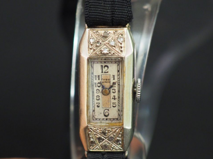 Montre de dame Art Déco, boitier en or blanc, bracelet en tissu.  Poid