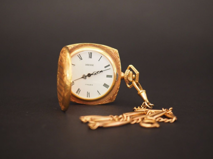 Montre aveugle et sa giletière en métal doré.
