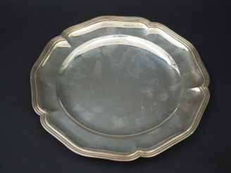 Vente aux enchères 88.	Petit plat rond de style Louis XIV en argent, poinçon Minerve Poid