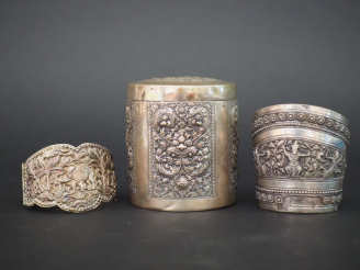 Vente aux enchères Boite cylindrique en argent, travail d'Asie du Sud-Est Poids : 90 g un