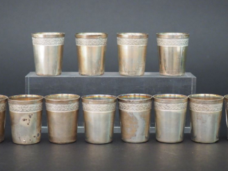 Vente aux enchères Douze verres à liqueur en argent, poinçon Minerve. Poids : 280 g