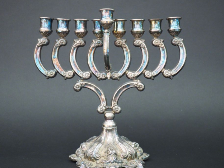 Bougeoir en argent repoussé à décor de fleurs et de feuillages, éclair