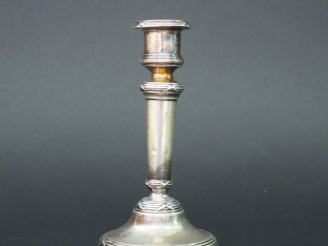 Vente aux enchères Bougeoir de style Louis XVI en argent, poinçon Minerve. Poids : 270 g