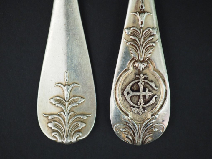 11 grands couverts en argent poinçon Minerve, modèle feuillagé et mono