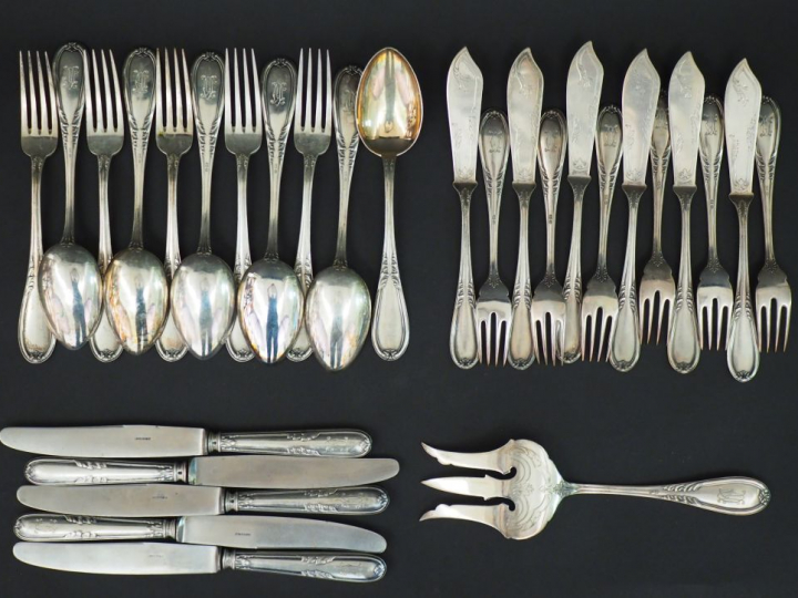 Partie de ménagère en argent, travail étranger, (800 mm) modèle feuill