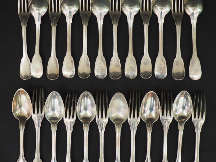 12 grands couverts en argent, poinçon Minerve, modèle au filet armorié