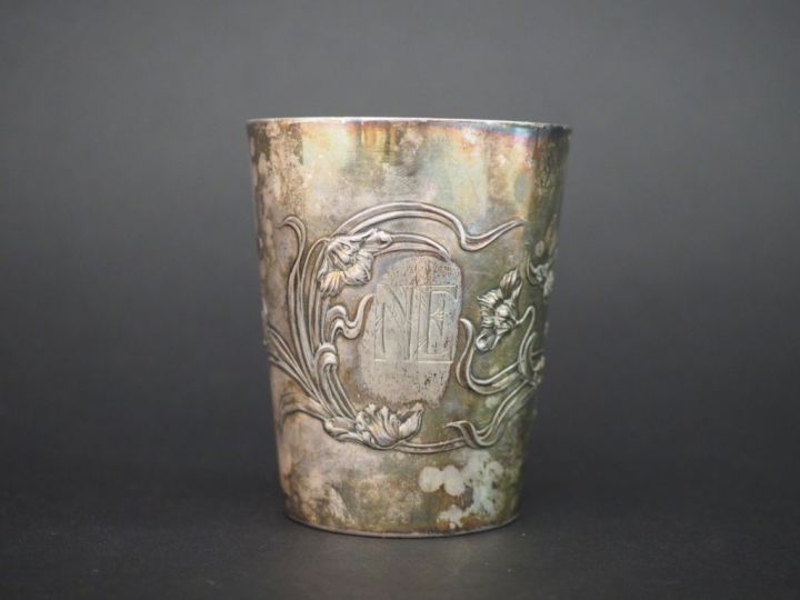Timbale Art Nouveau en argent, poinçon Minerve. Poids : 128 g