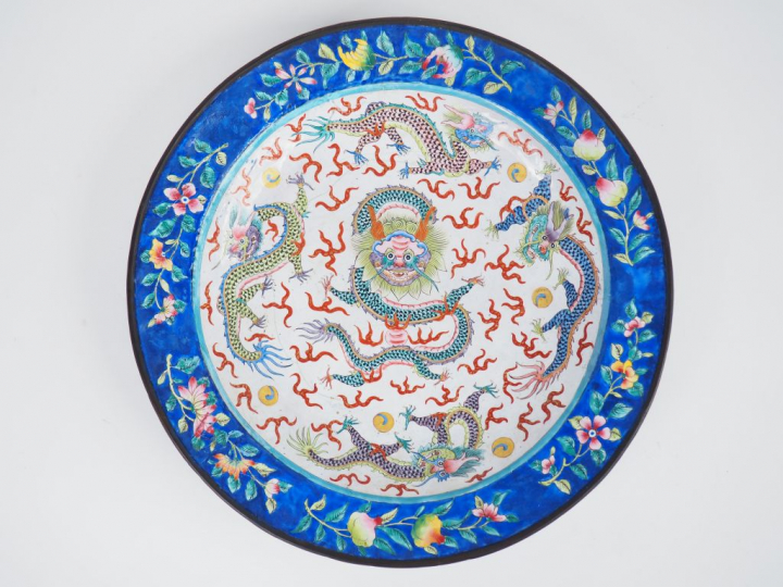 Plats en émaux de la famille rose sur cuivre décor de scène de dragons