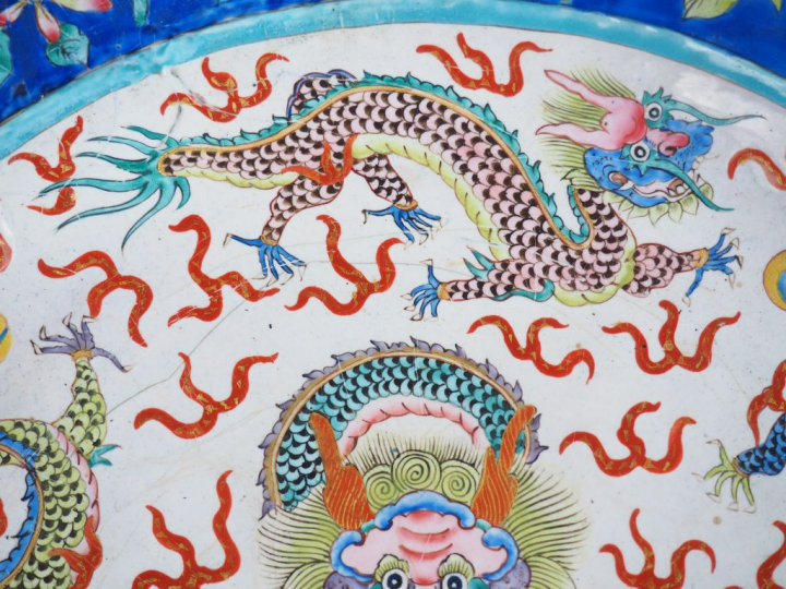 Plats en émaux de la famille rose sur cuivre décor de scène de dragons