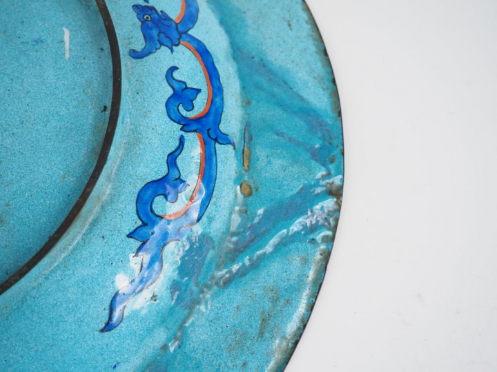 Plats en émaux de la famille rose sur cuivre décor de scène de dragons