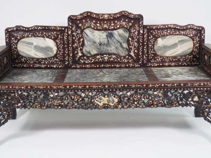Mobilier de salon en bois de rose et marqueterie de nacre. Comprenant 