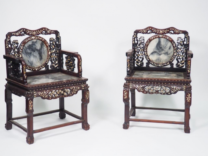 Mobilier de salon en bois de rose et marqueterie de nacre. Comprenant 