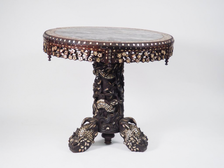 Mobilier de salon en bois de rose et marqueterie de nacre. Comprenant 