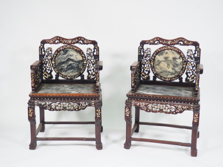 Mobilier de salon en bois de rose et marqueterie de nacre. Comprenant 