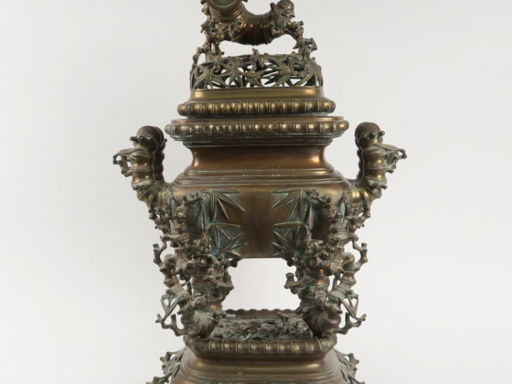 Brûle-parfum en bronze, les pieds, anses et prise en forme de bambous 