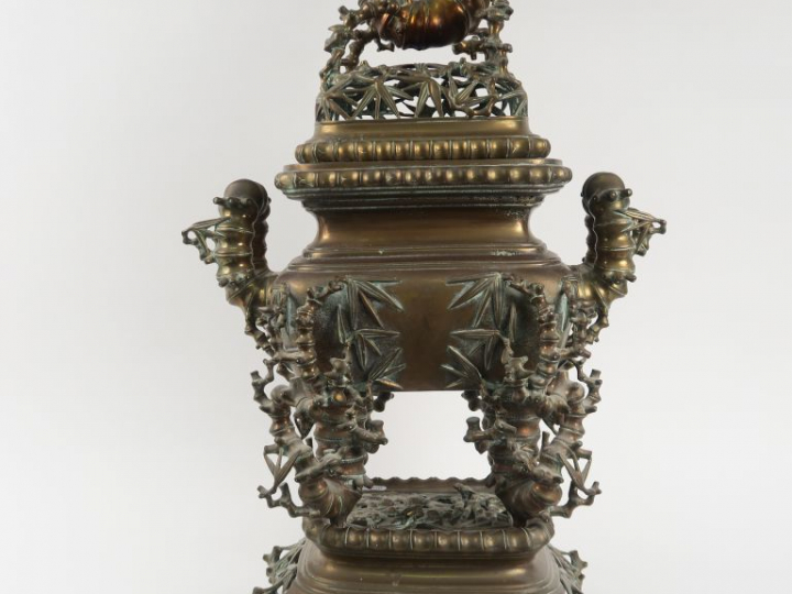 Brûle-parfum en bronze, les pieds, anses et prise en forme de bambous 