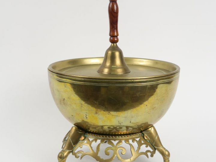 Bol et cloche en bronze.  Vietnam, vers 1920. Dim. 35 x 25 cm.