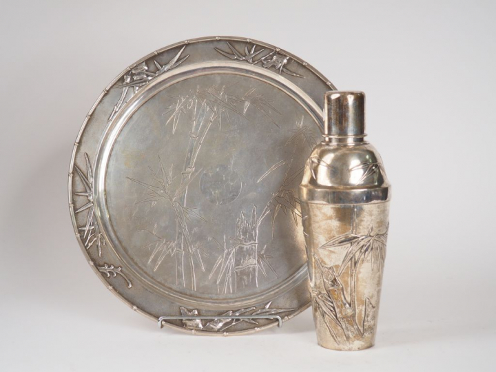 Shaker en argent étranger et un plateau décor de bambou. Indochine, ve