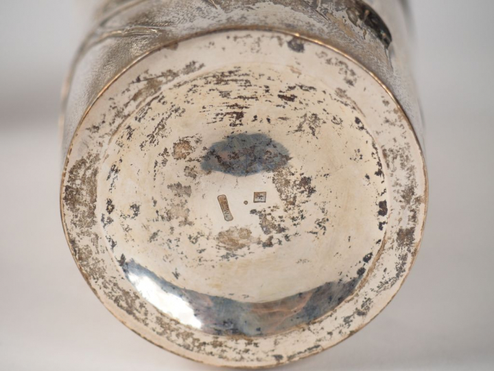 Shaker en argent étranger et un plateau décor de bambou. Indochine, ve
