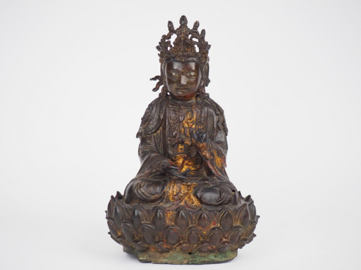 Statuette en bronze de belle patine anciennement laquée et dorée à la 