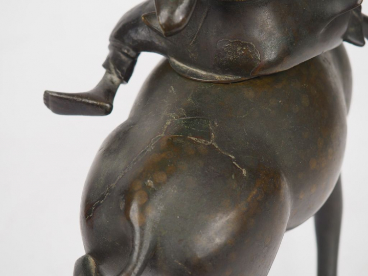 Brûle-parfum reprenant la forme d'un bouvier jouant de la flute sur un