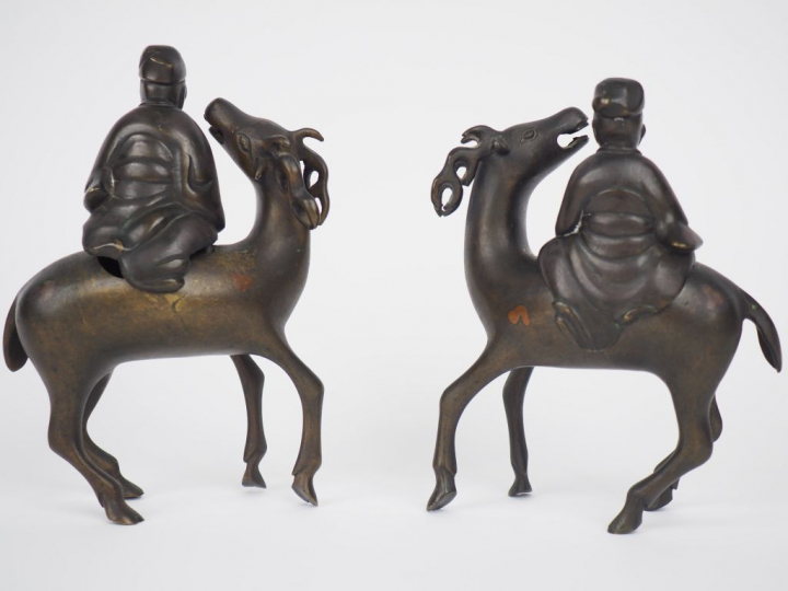 Paire de brûle-parfums en bronze représentant des sages assis sur des 
