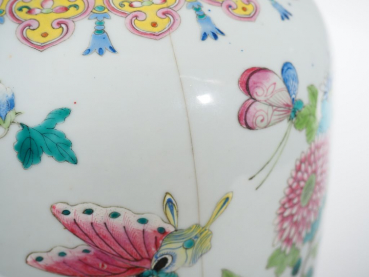 Grand vase de forme balustre, famille rose, décor de chats, papillons 