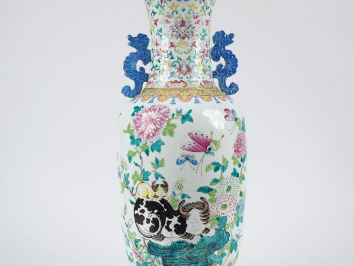 Grand vase de forme balustre, famille rose, décor de chats, papillons 
