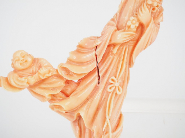 Statuette en corail 'jeune femme accompagnée d'un buddaï'. Chine, vers