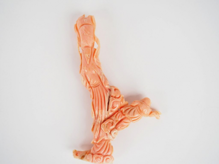 Statuette en corail 'jeune femme accompagnée d'un buddaï'. Chine, vers