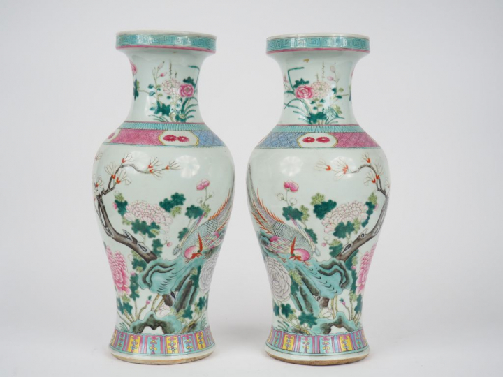 Paire de vases de forme balustre en porcelaine et émaux de la famille 