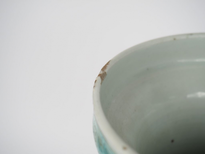 Paire de vases de forme balustre en porcelaine et émaux de la famille 