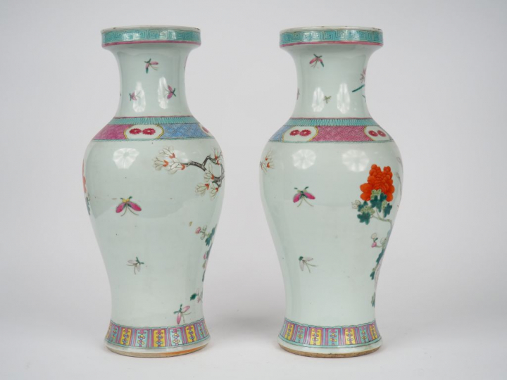 Paire de vases de forme balustre en porcelaine et émaux de la famille 