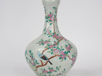 Vente aux enchères Vase pansu à long col forme bulbe, en porcelaine et émaux de la famill