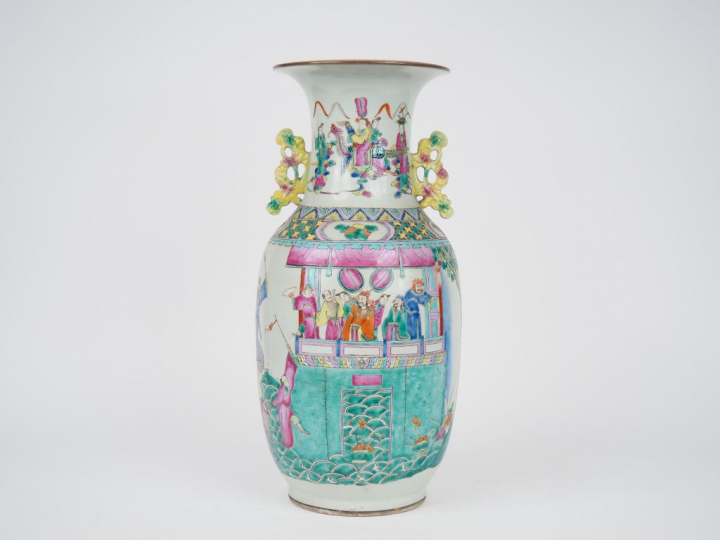 Vase de forme balustre en porcelaine et émaux famille rose, décor de l