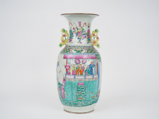 Vente aux enchères Vase de forme balustre en porcelaine et émaux famille rose, décor de l